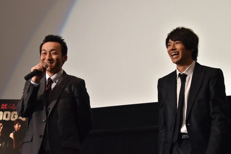 山田裕貴（右）を賞賛する波岡一喜（左）。
