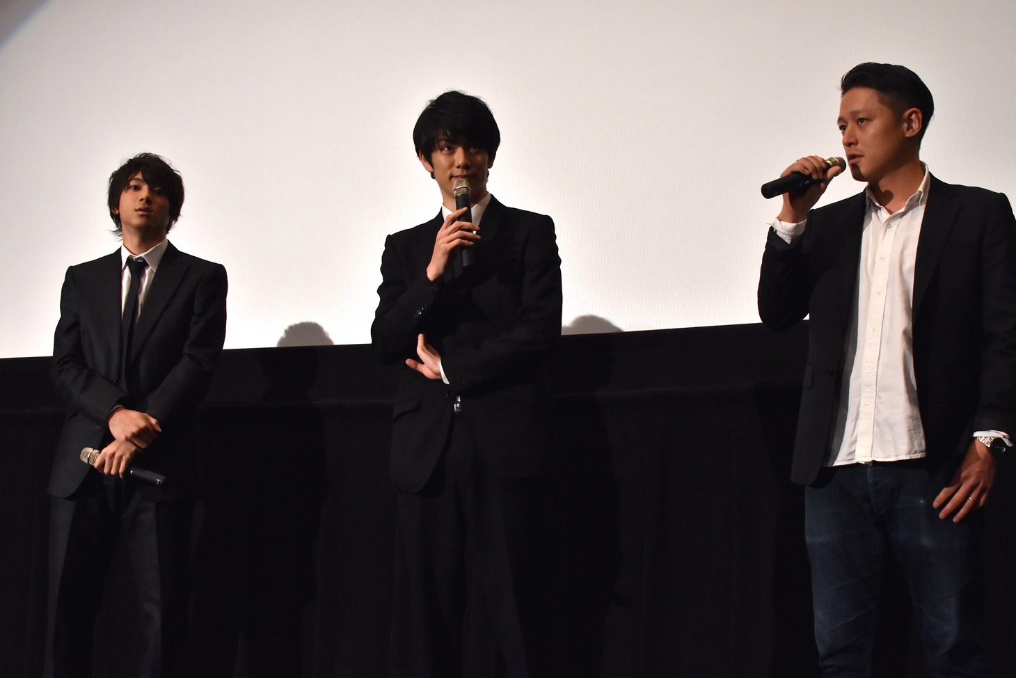 「闇金ドッグス2」初日舞台挨拶の様子。