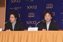 左から大泉洋、佐藤信介。