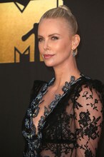 2016 MTV Movie Awardsで主演女優賞を獲得したシャーリーズ・セロン。（写真提供：Sammi / AdMedia / Newscom / ゼータ イメージ）