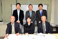 松田優作賞の審査員たち。前列左から丸山昇一、松田美由紀、黒澤満。後列左から佐藤現、足立紳、大橋広宣。