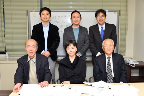 松田優作賞の審査員たち。前列左から丸山昇一、松田美由紀、黒澤満。後列左から佐藤現、足立紳、大橋広宣。