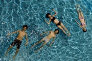 「無伴奏」フォトブックに収録されている場面写真。