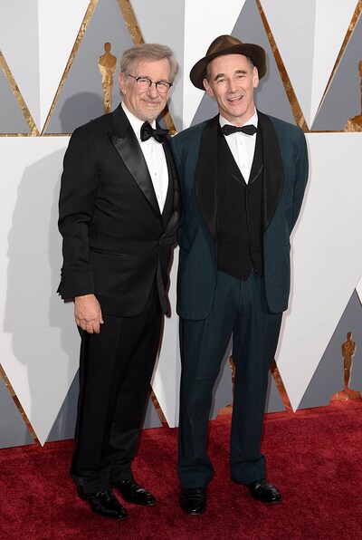 第88回アカデミー賞授賞式でのスティーヴン・スピルバーグ（左）、マーク・ライランス（右）。