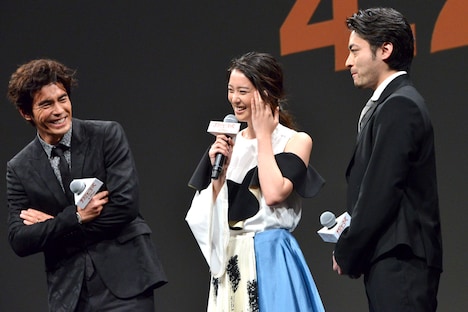 伊藤英明（左）と山田孝之（右）のどちらを選ぶか悩む武井咲（中央）。