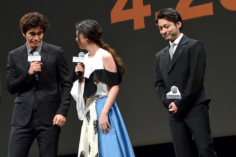 武井咲（中央）に指名されず、寂しげな笑みを浮かべる山田孝之（右）。