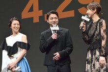 篠田麻里子（右）から指名され、驚く山田孝之（中央）。