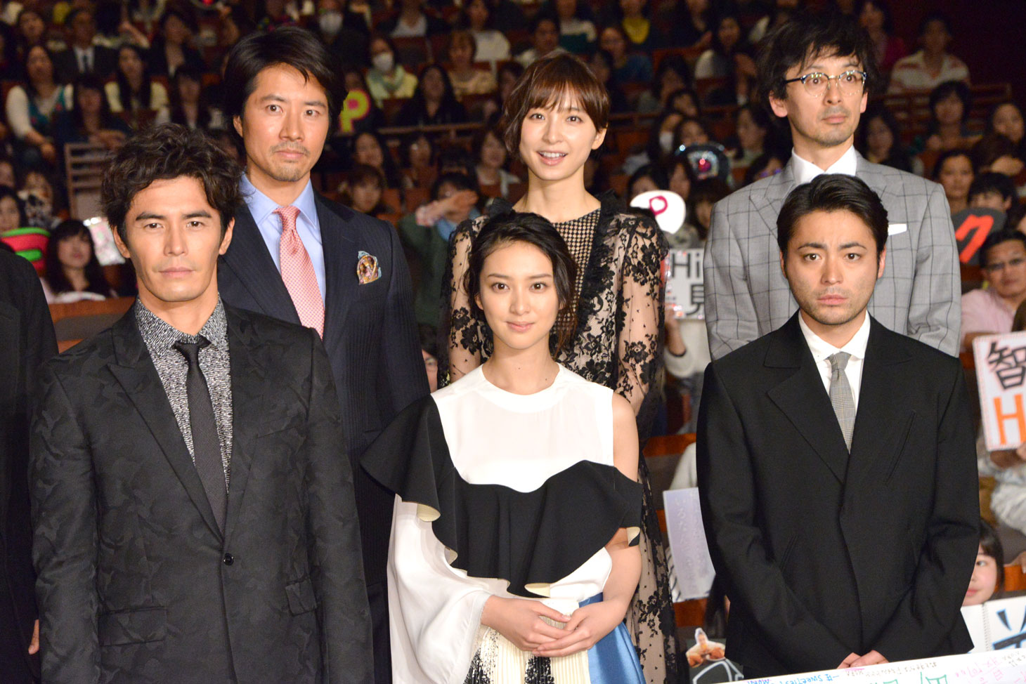 「テラフォーマーズ」ジャパンプレミアの様子。下段左から伊藤英明、武井咲、山田孝之。上段左からケイン・コスギ、篠田麻里子、滝藤賢一。