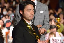 三代目 J Soul Brothers from EXILE TRIBEによる主題歌が流れ、リズムを取る山田孝之。