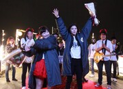 伊藤沙莉(中央左)、松岡茉優(中央右)。