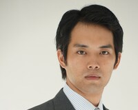 「シン・ゴジラ」より、ジャーナリスト役の三浦貴大。