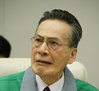 「シン・ゴジラ」より、東京都副知事役の藤木孝。