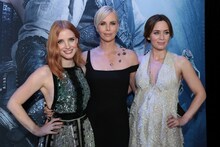 「スノーホワイト／氷の王国」ロサンゼルスプレミアの様子。左からジェシカ・チャステイン、シャーリーズ・セロン、エミリー・ブラント。