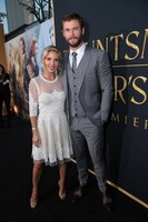 左からエルサ・パタキー、クリス・ヘムズワース。