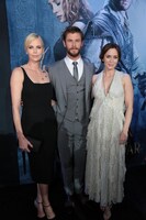 左からシャーリーズ・セロン、クリス・ヘムズワース、エミリー・ブラント。