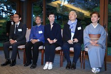 第8回伊丹十三賞の選考委員。左から周防正行、中村好文、平松洋子、南伸坊、宮本信子。