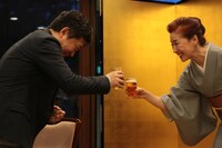 宮本信子（右）と乾杯をする是枝裕和（左）。