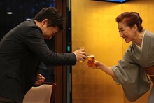 宮本信子（右）と乾杯をする是枝裕和（左）。