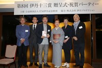 第8回伊丹十三賞贈呈式の様子。左から中村好文、周防正行、是枝裕和、宮本信子、平松洋子、南伸坊。