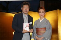左から是枝裕和、宮本信子。