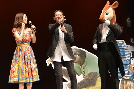 オカピ（右）の通訳をする高橋茂雄（中央）。