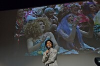 「アイアムアヒーロー」鑑賞中のおネエたちの姿にツッコミを入れる大泉洋。