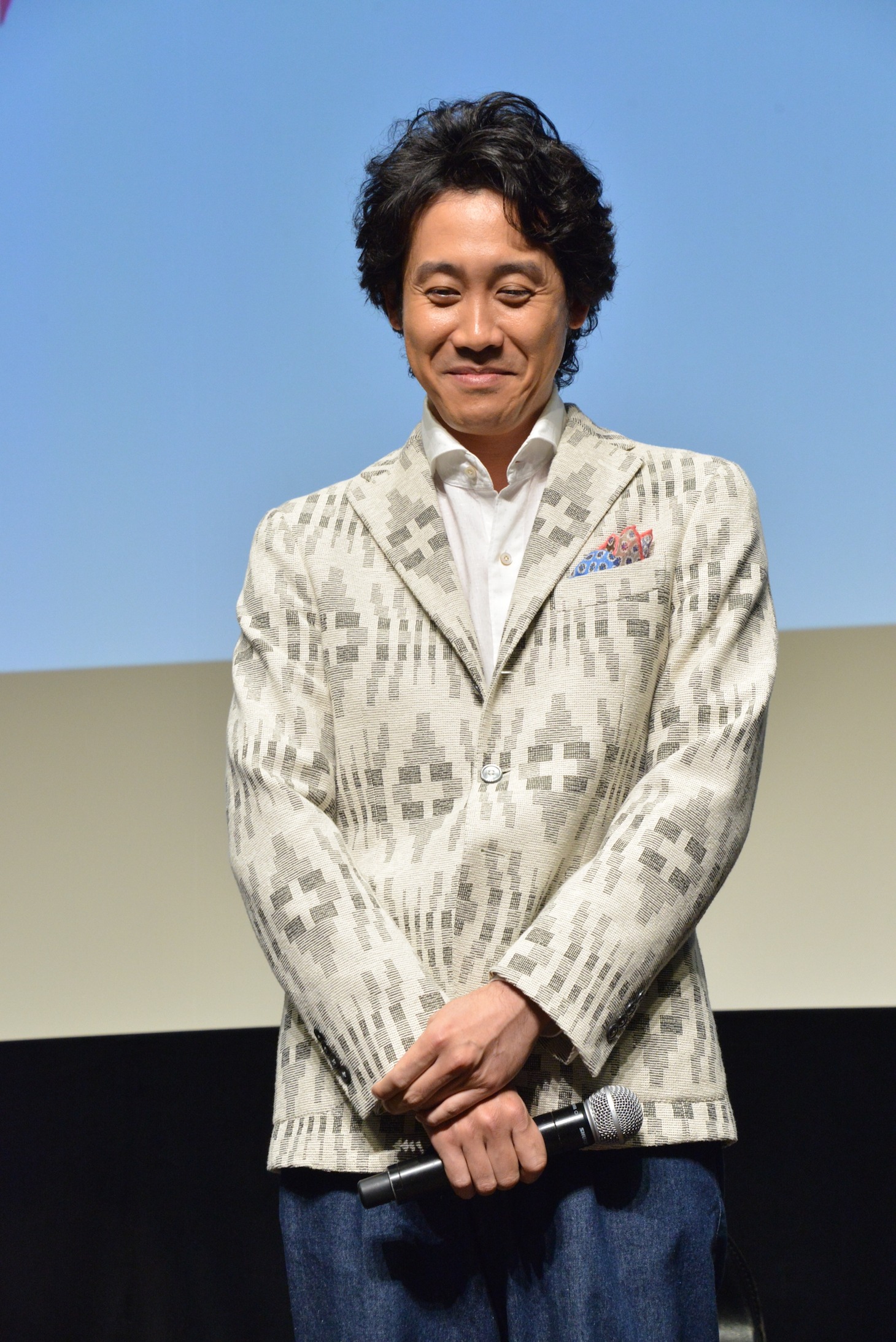 大歓声に包まれ、苦笑する大泉洋。