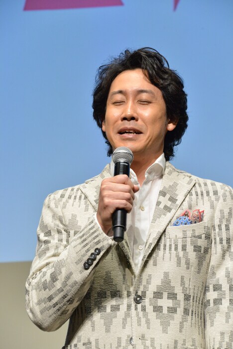 なるべく客席を見ないように、薄く目を開けて話す大泉洋。