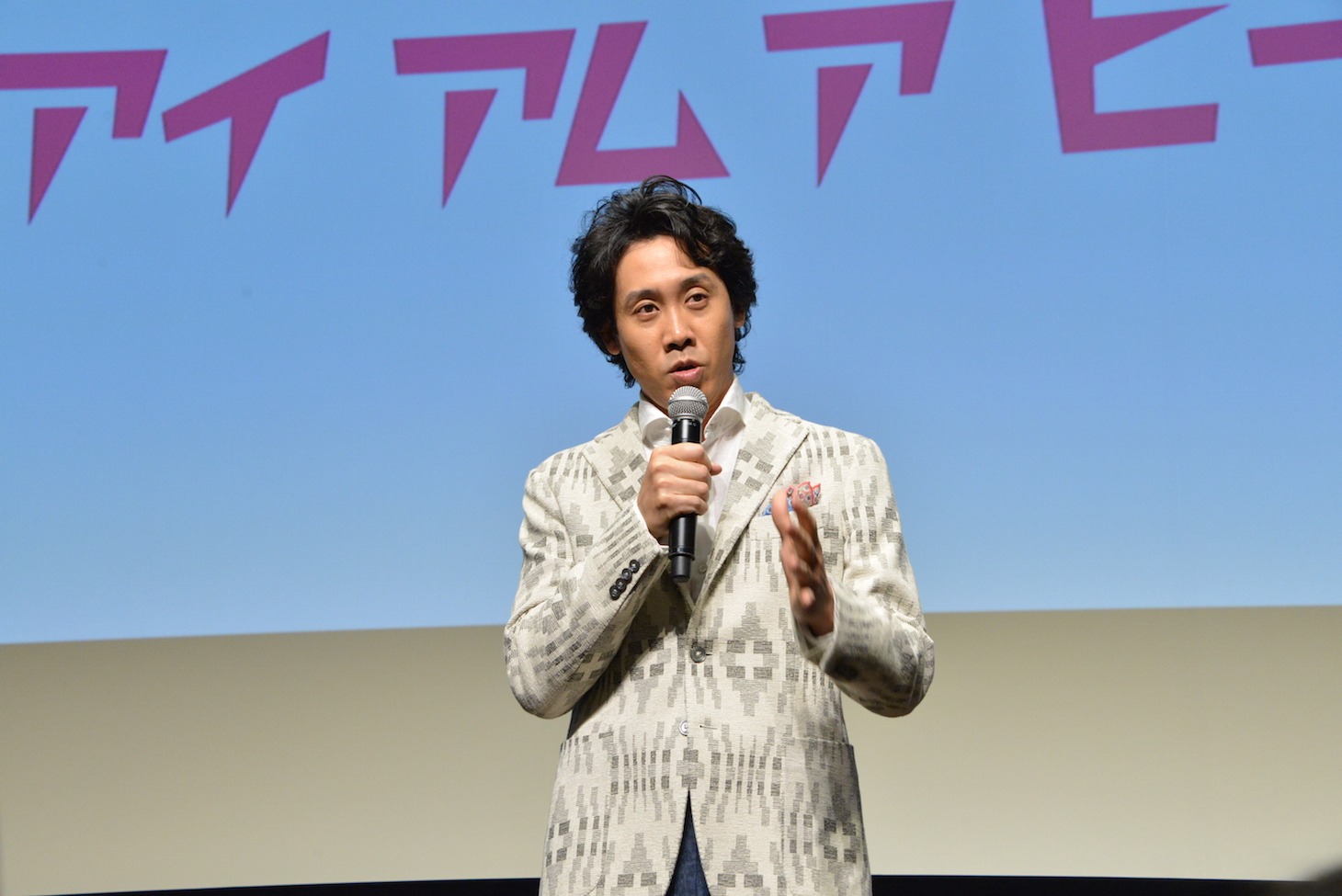 観客のおネエたちに向け、激しいリアクションをしないよう念を押す大泉洋。