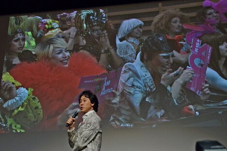 「アイアムアヒーロー」鑑賞中のおネエたちの姿にツッコミを入れる大泉洋。