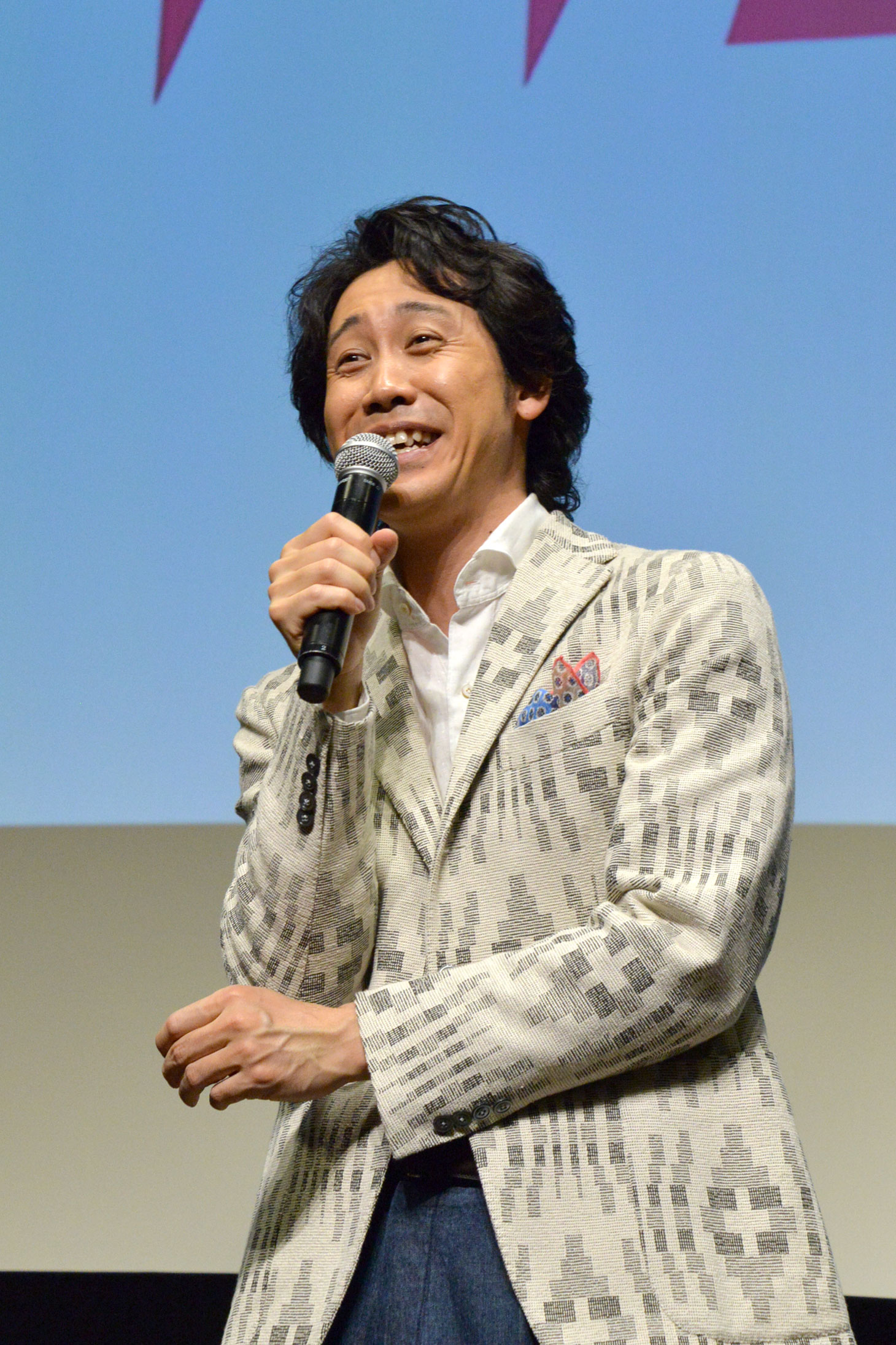 観客のおネエたちと口論する大泉洋。