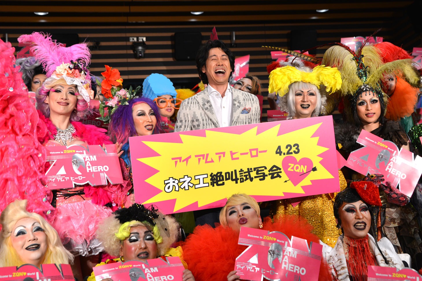 「アイアムアヒーロー」の“おネエ絶叫試写会”に出席した大泉洋（中央）。