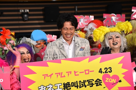 「アイアムアヒーロー」の“おネエ絶叫試写会”に出席した大泉洋（中央）。