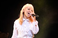 主題歌「トライ・エヴリシング」を歌唱するDream Ami。