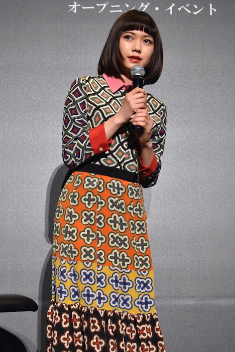 GUCCI2016年春夏コレクションのアイテムに身を包み登壇した二階堂ふみ。