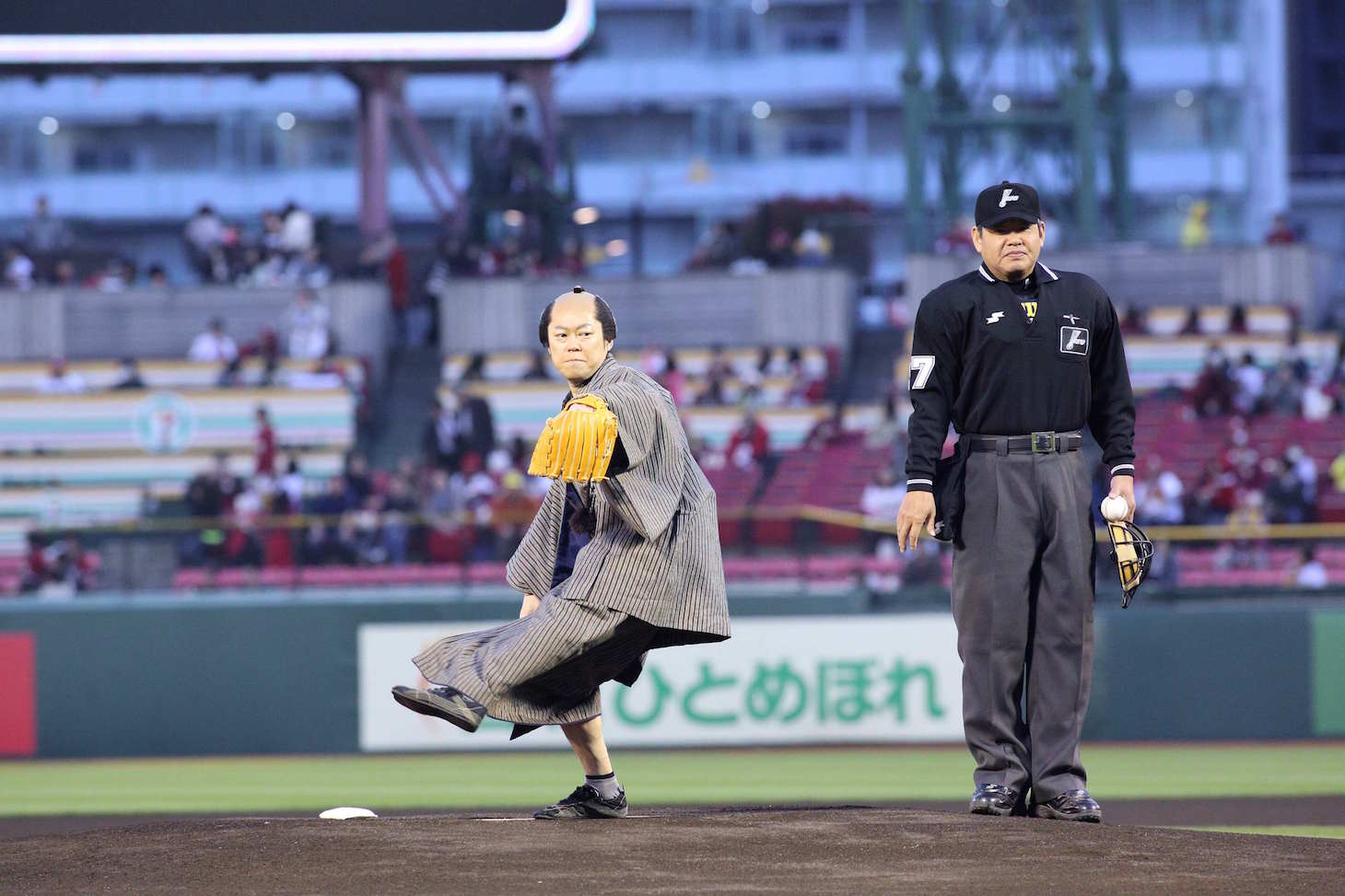 始球式に登板した阿部サダヲ（左）。