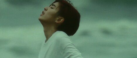 HARUHI「ひずみ」ミュージックビデオのワンシーン。