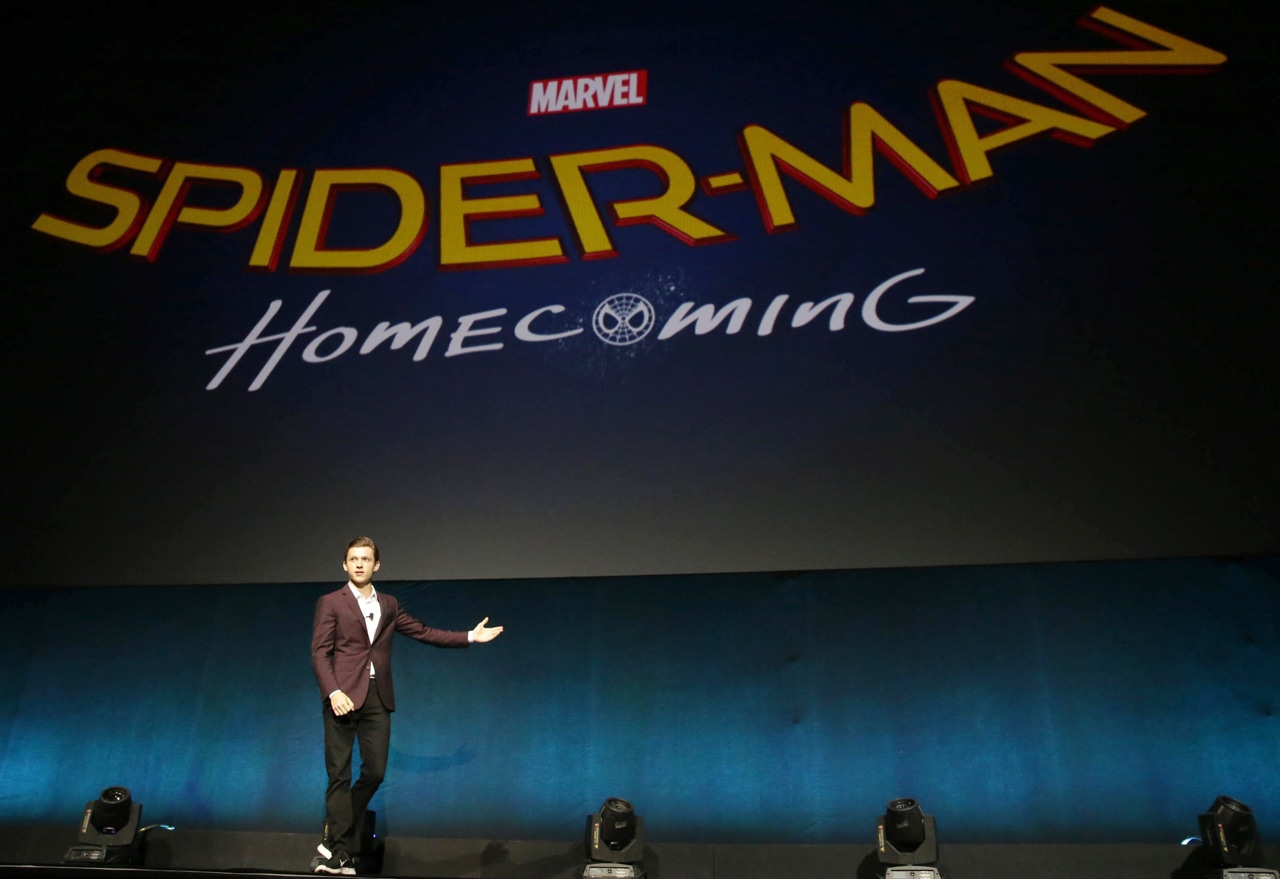 アメリカ・ラスベガスのシネマコンにて発表された「スパイダーマン ホームカミング」のタイトルロゴと、ピーター・パーカー / スパイダーマンを演じるトム・ホランド。