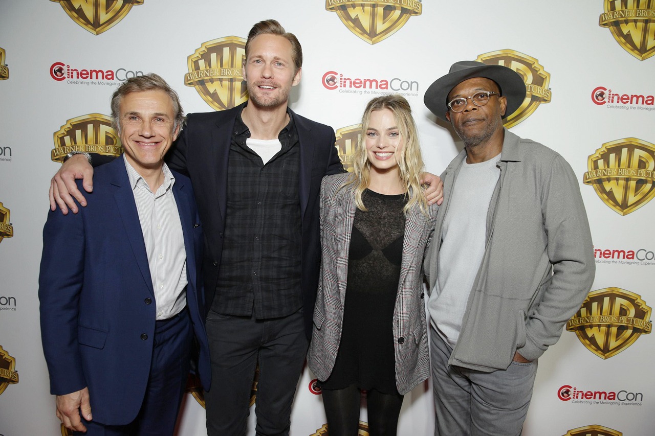 シネマコンのレッドカーペットの様子。左からクリストフ・ヴァルツ、アレクサンダー・スカルスガルド、マーゴット・ロビー、サミュエル・L・ジャクソン。