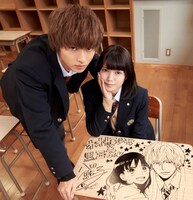 「オオカミ少女と黒王子」原作者・八田鮎子によるイラストと出演者の二階堂ふみ（右）、山崎賢人（左）。