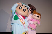 左からしんのすけ、みさえ、ひまわり。