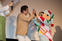 サプライズ登場し、しんのすけとハイタッチする大和田獏。