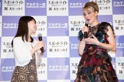 左から近藤麻理恵、レイチェル・マクアダムス。