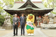 「64-ロクヨン-」ヒット祈願イベントの様子。左から横山秀夫、佐藤浩市、ぐんまちゃん。