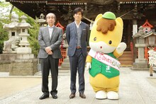 「64-ロクヨン-」ヒット祈願イベントの様子。左から横山秀夫、佐藤浩市、ぐんまちゃん。