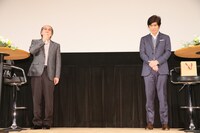 左から横山秀夫、佐藤浩市。