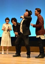 自身が演じた不良の百済木を真似るケンドーコバヤシ（右から2番目）。