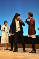 不良の百済木を真似るケンドーコバヤシ（右から2番目）と、ツッコミを入れるジャングルポケットのおたけ（右）。