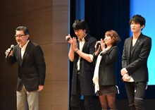 「遊☆戯☆王 THE DARK SIDE OF DIMENSIONS」完成披露舞台挨拶より、左から桑原智、高橋広樹、竹内順子、津田健次郎。