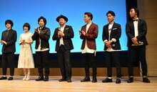 「遊☆戯☆王 THE DARK SIDE OF DIMENSIONS」完成披露舞台挨拶より、左から林遣都、花澤香菜、日野聡、ケンドーコバヤシ、ジャンブルポケットのおたけ、太田博久、斉藤慎二。